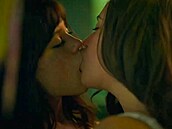 Jenna Ortega a Gideon Adlonová ve filmu Premiantka (2024)