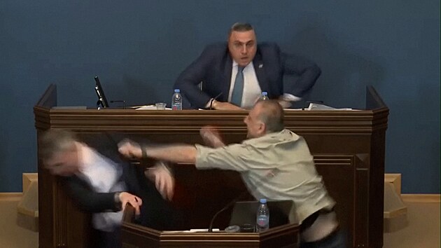 V gruznskm parlamentu vypukla rvaka kvli kontroverznmu zkonu