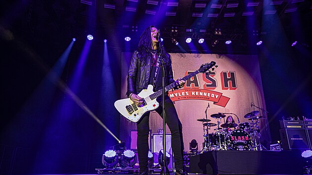 Americk&yacute; kytarista Slash koncertuje s uskupen&iacute;m Slash featuring Myles Kennedy and The Conspirators. Jejich čtvrtečn&iacute; brněnsk&aacute; zast&aacute;vka byla souč&aacute;st&iacute; turn&eacute; pojmenovan&eacute;ho The River is Rising. (18. 4. 2024) 