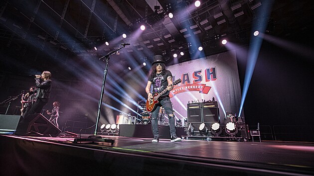 Americk&yacute; kytarista Slash na brněnsk&eacute;m koncertu zahr&aacute;l i hit Don&rsquo;t Damn Me od sv&eacute; &bdquo;mateřsk&eacute;&ldquo; skupiny Guns N&rsquo; Roses. (18. 4. 2024) 