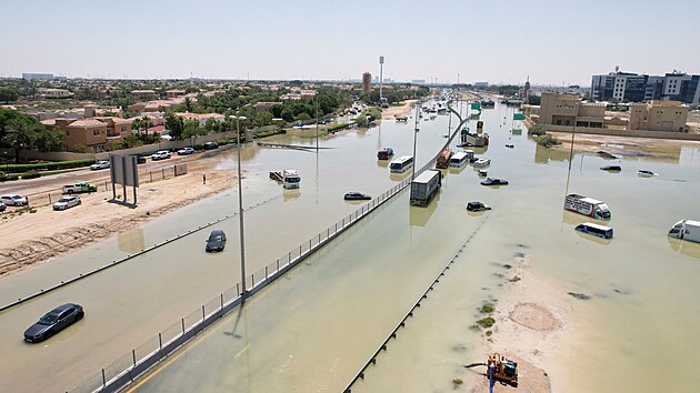 Záplavy zpsobené silným detm v Dubaji ve Spojených arabských emirátech (19....