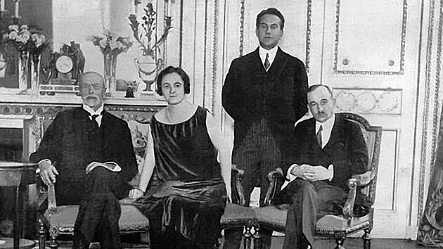 Tomáš Garrigue Masaryk při návštěvě Paříže v roce 1923 v doprovodu Edvarda Beneše (vpravo), velvyslance Štefana Osuského (stojící) a paní Osuské.