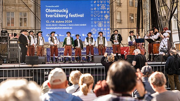 Tvarůžkové dobroty od tradičních věnečků a koleček přes ochucené kousky až po různé tvarůžkové speciality jako burgery nebo zákusky si vychutnávali tisíce milovníků v sobotu i v neděli v hanácké metropoli Olomouci. Město zorganizovalo také bohatý kulturní program.