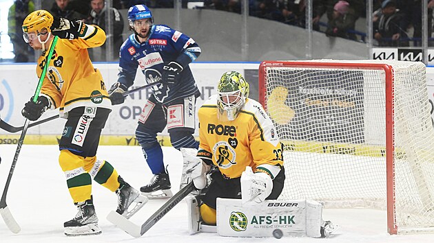 Vsetínský branká Patrik Romaník zasahuje v baráovém duelu proti Kladnu.