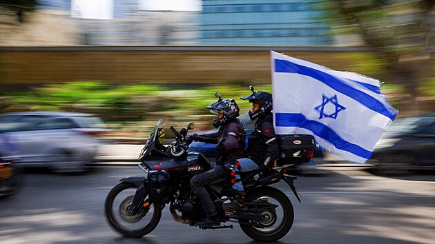 Motorki se v Tel Avivu astn akce Jzda pro nadji na podporu rukojmch unesench Hamsem. (12. dubna 2024)