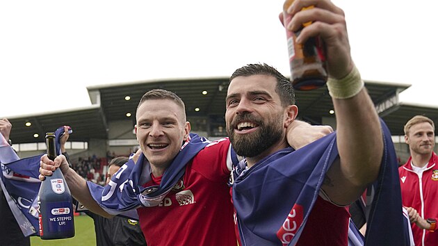 Paul Mullin a Eliott Lee, dva klubov stelci, oslavuj postup do League 1.