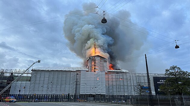 Hasii bojuj s rozshlm porem historick kodask burzy. (16. dubna 2024)