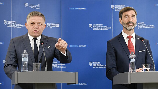 Slovensk premir Robert Fico a ministr zahrani Juraj Blanr na tiskov konferenci k migranmu paktu EU (16. dubna 2024)
