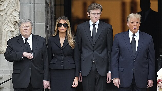 Snímek z pohřbu matky Melanie Trumpové. Uprostřed Barron Trump (18. ledna 2024)