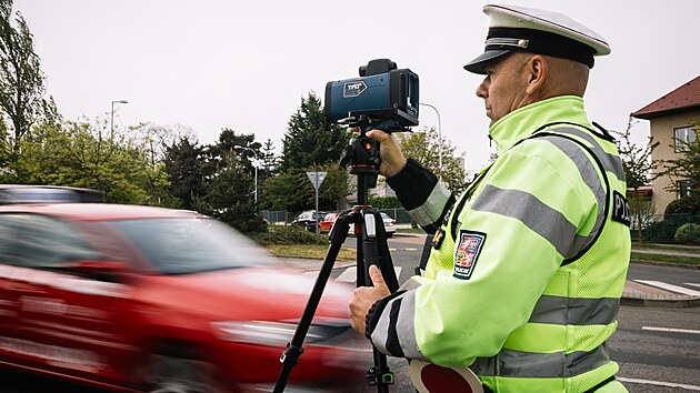 Policie v rmci akce Speed Marathon na mnoha mstech esk republiky kontroluje dodrovn rychlosti. Men v prask ulici Hornomcholupsk, 19. 4. 2024
