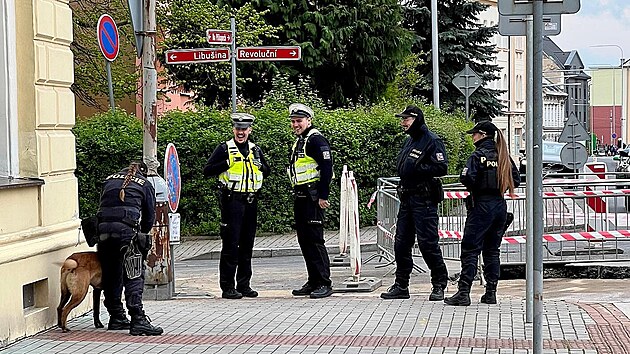 Budovu Okresnho soudu v Chomutov, ped kterm m stanout aktivista Pavel Ztko kvli en poplan zprvy, hldaj policist. (19. dubna 2024)