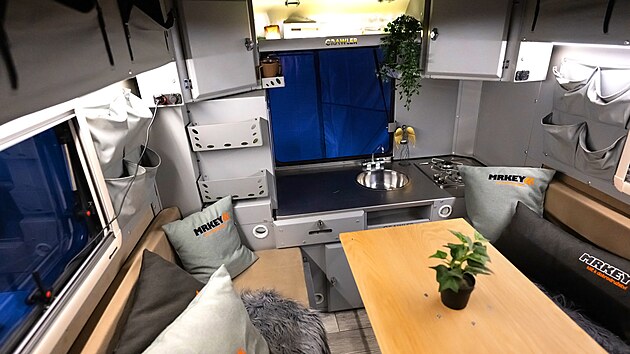 V glampingu V lomu jsou hosté ubytovaní v off-road přívěsech Crawler. V zadní části obytného přívěsu je kuchyňka s tekoucí vodou, vařičem a lednicí.