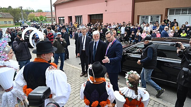 Prezidentu Petru Pavlovi se v Ostroské Lhot dostalo velého pijetí. (duben...