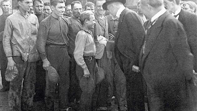 Tomáš Garrigue Masaryk v rozhovoru s dělníky ve Vítkovických železárnách v roce 1924.