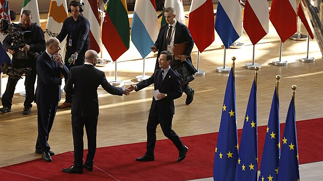 Pedseda Evropsk rady Charles Michel si pots rukou se vdskm premirem Ulfem Kristerssonem (vpravo) pi pjezdu na druh den summiti v Bruselu. (18. dubna 2024)
