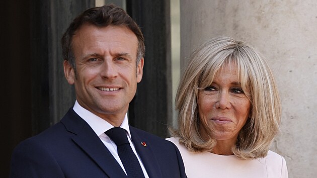Francouzský prezident Emmanuel Macron a jeho manželka Brigitte Macronová čekají na příjezd prezidenta Spojených arabských emirátů před pracovním obědem v Elysejském paláci. (18. července 2022)