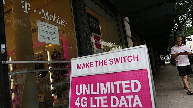 Jedna z poboek telefonního operátora T-Mobile v Miami na Florid (4. ervna...