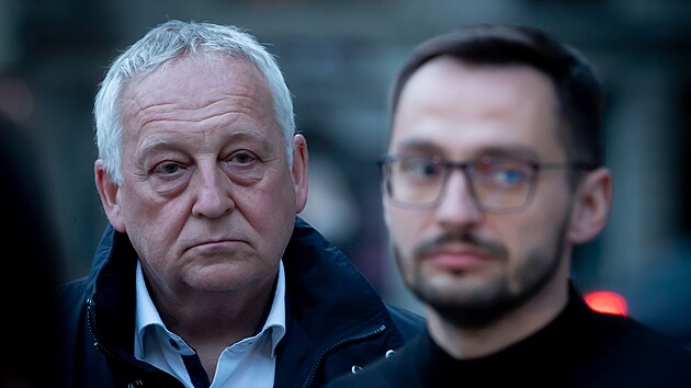 Primtor Jaroslav Zmenk (vlevo) hovo k novinm po mimodnm zasedn. V poped Jan Hruka zvolen za Pirty (15. dubna 2024)