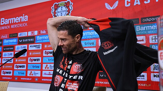 Trenr fotbalovho Leverkusenu Xabi Alonso na tiskov konferenci po vtzstv v...