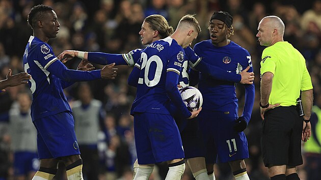 Fotbalist Chelsea se pi utkn s Evertonem dohaduj o to, kdo zahraje...