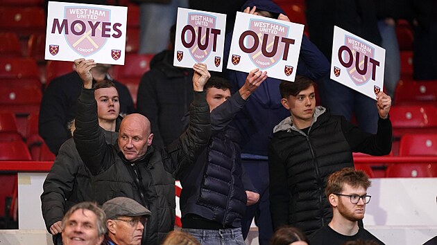Fanouci fotbalovho West Hamu u nechtj trenra Davida Moyese.