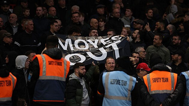 Fanouci fotbalovho West Hamu u nechtj trenra Davida Moyese.