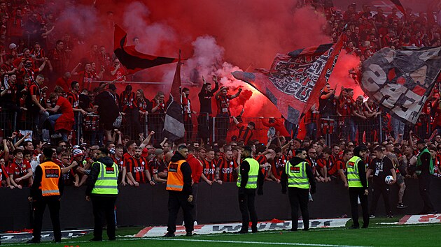 Fanouci Leverkusenu pelzali bariry. S fotbalisty chtli oslavit mistrovsk titul.