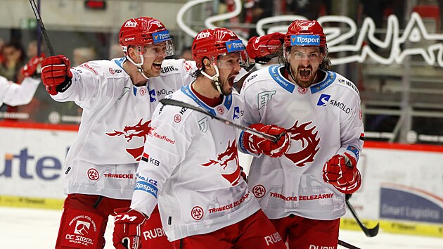 Tinet hokejist Andrej Nestrail, Tom Kundrtek a Daniel Voenlek se raduj z vyrovnn.