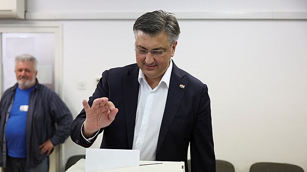 Chorvatsk premir Andrej Plenkovi hlasuje v parlamentnch volbch ve volebn mstnosti v Zhebu (17. dubna 2024)