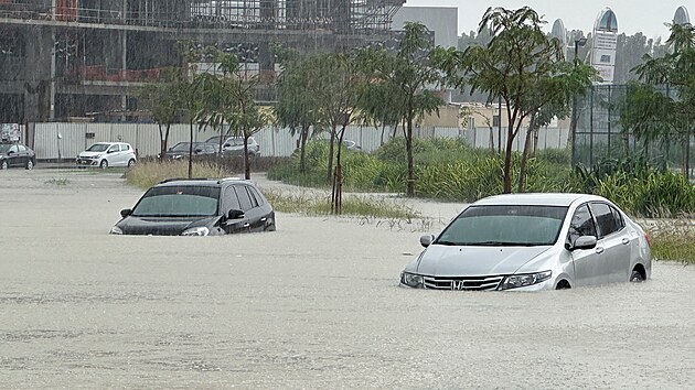 Spojen arabsk emirty zashly siln det, kter zaplavily silnice, mimo jin i v Dubaji. (16. dubna 2024)