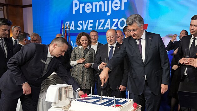 Chorvatsk premir Andrej Plenkovi slav vsledky sv strany HDZ v parlamentnch volbch. (17. dubna 2024)