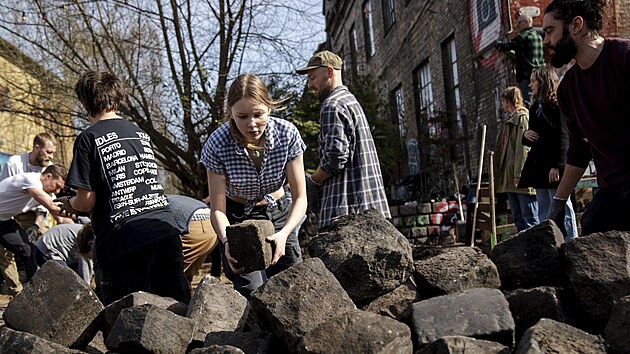 V kodask alternativn tvrti Christiania zaali obyvatel rozebrat dlabu v ulici, kde se lta na stncch veejn prodvala marihuana a hai. (6. dubna 2024)