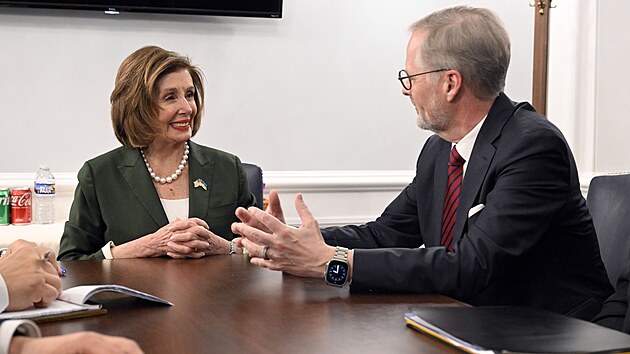 Premir Petr Fiala na jednn s bvalou pedsedkyn Snmovny reprezentant Nancy Pelosiovou bhem nvtvy USA. (16. dubna 2024)