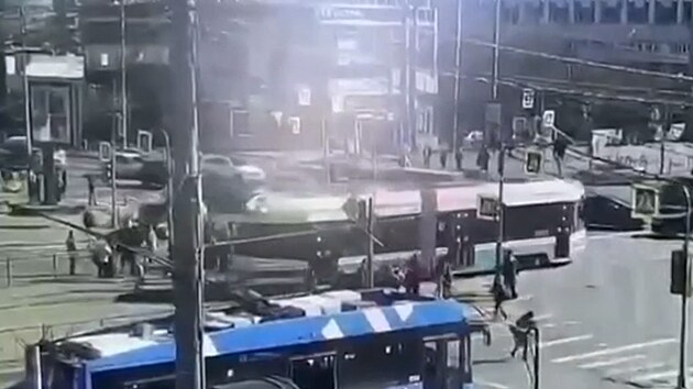 Tramvaj s AI v Petrohradu pejela lidi na pechodu.