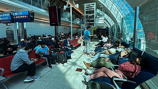 Cestujc ekaj na sv lety na mezinrodnm letiti v Dubaji. (17. dubna 2024)