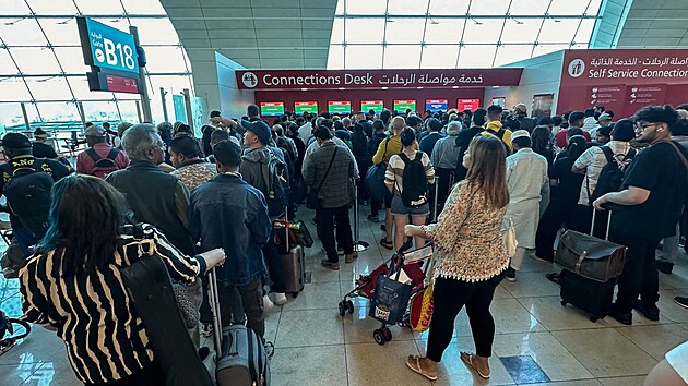 Cestujc ekaj na sv lety na mezinrodnm letiti v Dubaji. (17. dubna 2024)