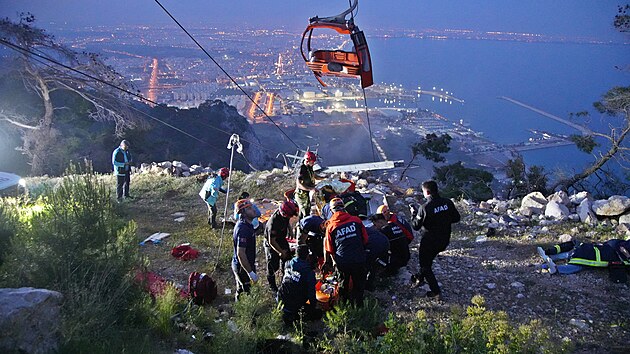V tureckm letovisku Antalya v ptek veer z neznmch pin spadl sloup turistick lanovky. (12. dubna 2024)