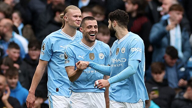 Fotbalisté Manchesteru City se radují z druhého gólu v síti Lutonu.