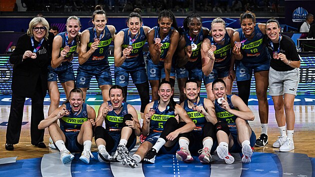 Basketbalistky USK Praha pózují s bronzovými medailemi.