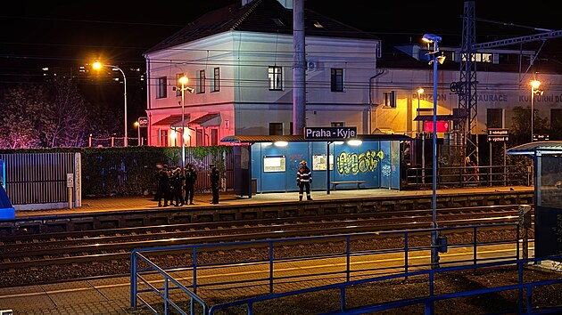 Zsah zchrannch sloek v praskch Kyjch, kde vlak srazil dva lidi. (15. dubna 2024)
