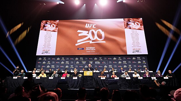 Velk tiskov konference ped UFC 300. Ji Prochzka sed pln vlevo.