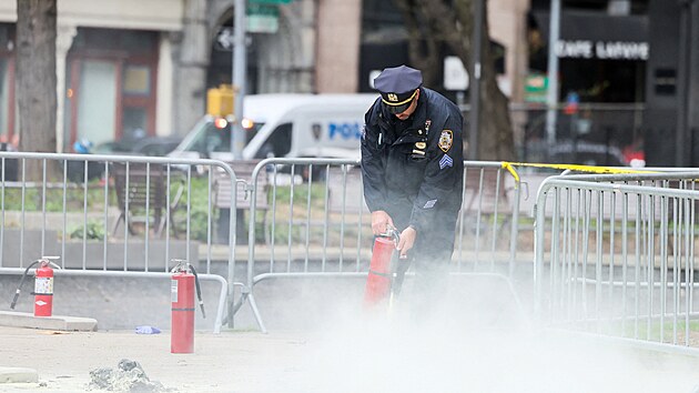 Ped budovou soudu v New Yourku se zaplil neznm mu. Prv probh soud Donalda Trumpa s bvalou pornoherekou Stormy Daniels. (19.4.2024)