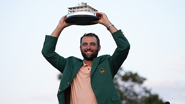 Amerian Scottie Scheffler se raduje z triumfu v golfovém Masters v August.