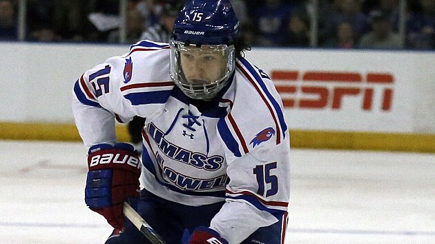 Ryan Dmowski  jet v dresu týmu Notre Dame UMass Lowell.