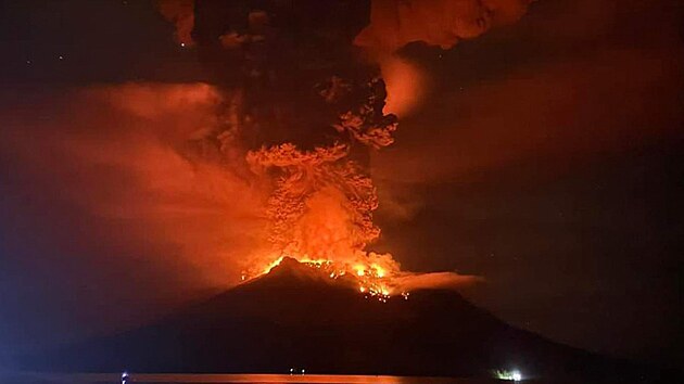 Po silných erupcích sopky v Indonésii hrozí vlna tsunami. (17. dubna 2024)