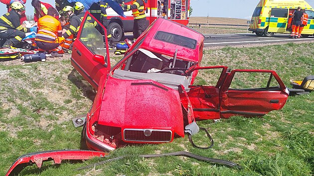Řidiče felicie převážel ve velmi vážném stavu do nemocnice vrtulník.