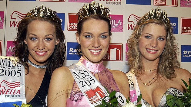 Miss esk republiky 2005. Zleva: tehdy devatenctilet Agta Hanychov, vtzka Lucie Krlov a vicemiss Petra Machkov