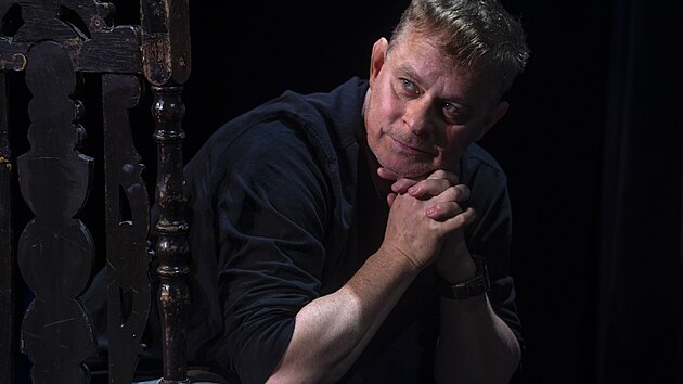 Filip Renč mezi kulisami muzikálu Zlatovláska, který zrežíroval pro Malou scénu Hudebního divadla Karlín (9. dubna 2024).