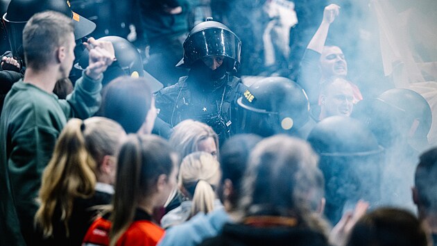 Cvien podkovch jednotek Policie R ped mistrovstvm svta v hokeji (18. dubna 2024)