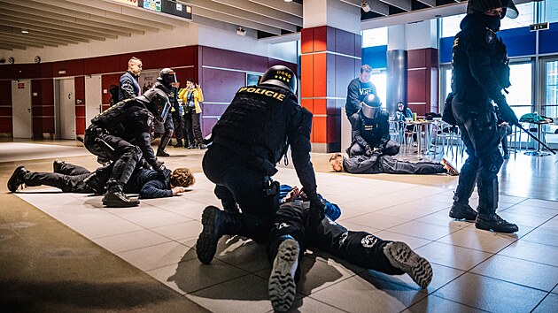 Cvien podkovch jednotek Policie R ped mistrovstvm svta v hokeji (18. dubna 2024)